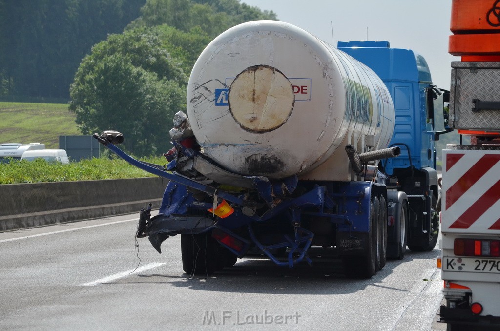 Schwerer VU A 1 Rich Koeln hinter AS Burscheid P161.JPG - Miklos Laubert